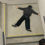 Một sinh viên díu mắt bên chồng sách Một sinh viên díu mắt bên chồng sách