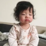 Em bé buồn ngủ trông rất đáng yêu Em bé buồn ngủ trông rất đáng yêu