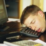 Cô gái gục đầu bên laptop quá mỏi Cô gái gục đầu bên laptop quá mỏi