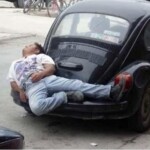 Anh chàng ngủ ngay trước đầu xe Anh chàng ngủ ngay trước đầu xe