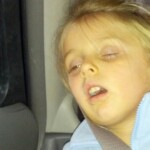 Cô nàng vừa dụi mắt vừa than mệt Cô nàng vừa dụi mắt vừa than mệt