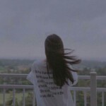 Cô gái nhìn chăm chú vào bầu trời tối Cô gái nhìn chăm chú vào bầu trời tối