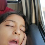 Cô gái gục đầu quá mệt mỏi Cô gái gục đầu quá mệt mỏi