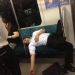 Một nhân viên nằm dài bên hồ sơ dày Một nhân viên nằm dài bên hồ sơ dày