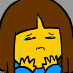 Em bé mếu máo bên đồ chơi vỡ Em bé mếu máo bên đồ chơi vỡ