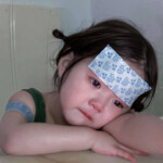 Bé con khóc nức nở bên giường nhỏ Bé con khóc nức nở bên giường nhỏ