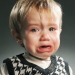 Bé trai khóc mếu máo Bé trai khóc mếu máo