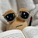 Một bạn trẻ buồn bã nhìn mưa rơi Một bạn trẻ buồn bã nhìn mưa rơi