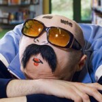 Một nhân viên uể oải bên ly cà phê Một nhân viên uể oải bên ly cà phê