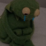 Chú ếch xanh buồn bã gục đầu Chú ếch xanh buồn bã gục đầu